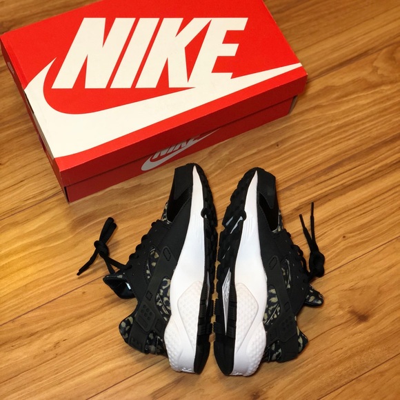 Nike Shoes - Women's Nike Air Huarache Leopard Print Shoes